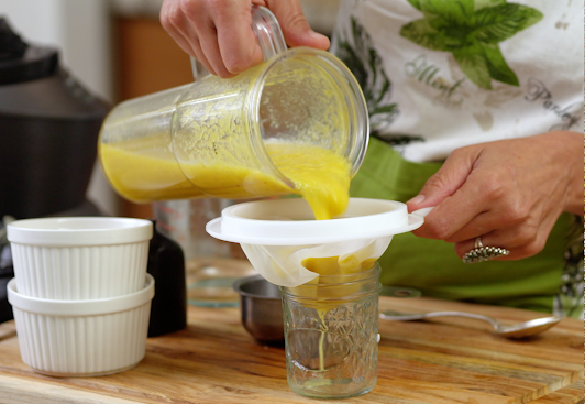 Receita natural sendo preparada
