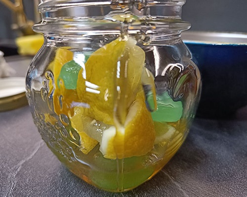Melado com limão em infusão